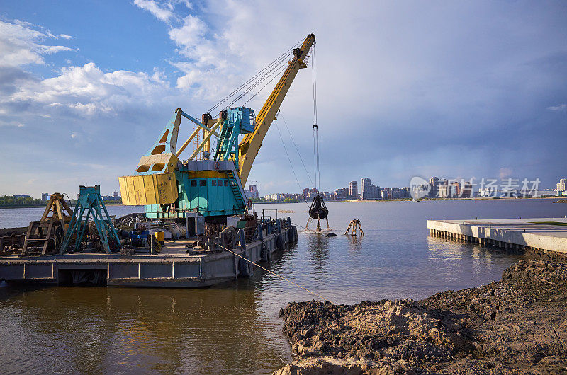工业驳船挖泥起重机工作海岸