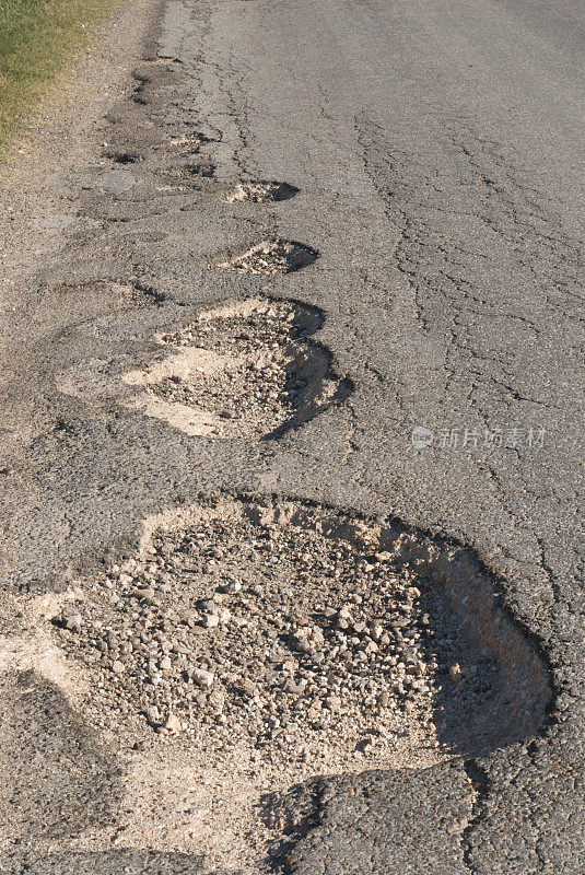 道路上的一系列坑洼