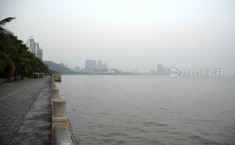 雾中的珠海港，中国广东