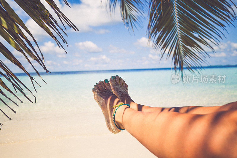 赤脚和马尔代夫风景优美的海滩