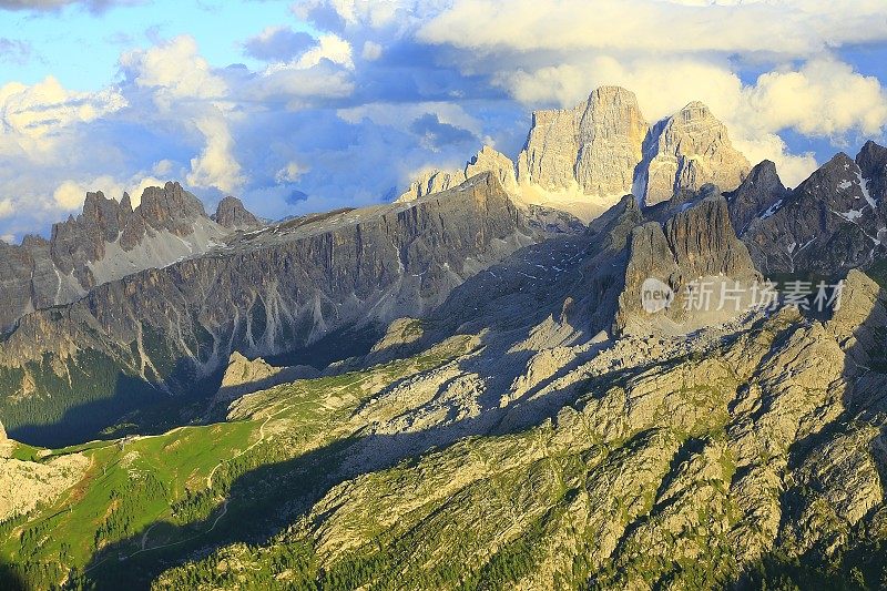 田园诗般的Lagazuoi山顶全景，五托里白云石，山顶山脉，戏剧性的天空和雄伟的意大利泰洛阿尔卑斯山