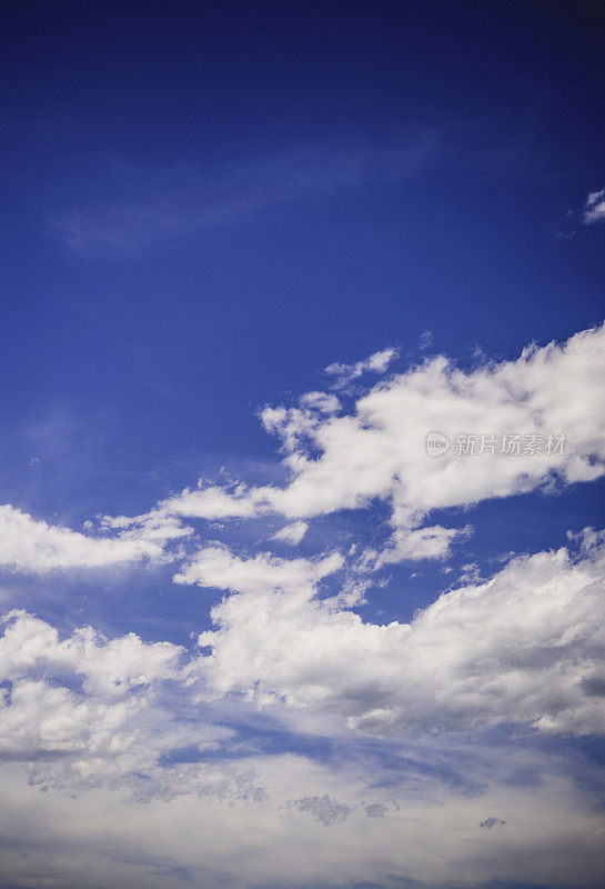 蓝色的天空和蓬松的白云
