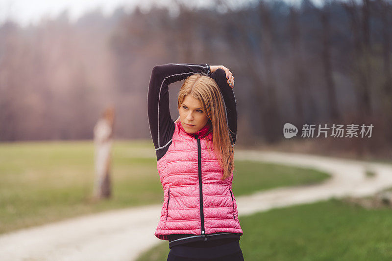 年轻女孩在运动前伸展手臂