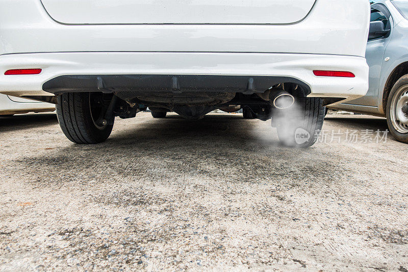 燃烧烟气从汽车排气管排出，空气污染概念。
