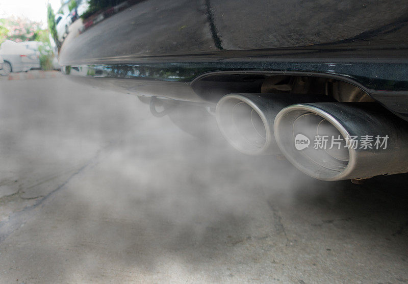 不完全燃烧产生有毒一氧化碳形成黑车排气管，空气污染概念。