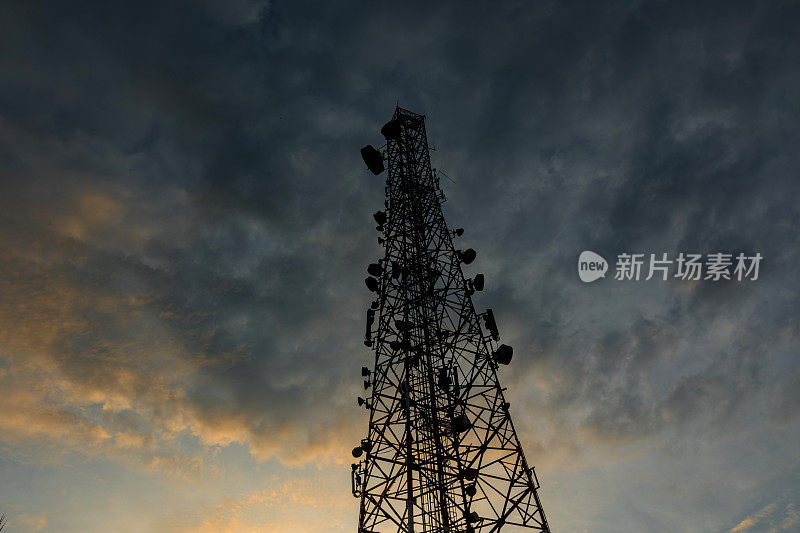 高科技电信塔在日出与云