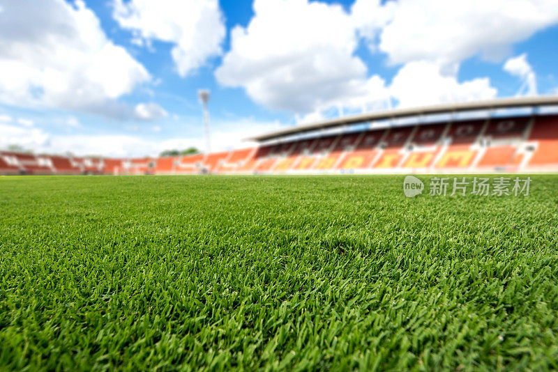 足球场上的球在绿色草地上，足球场上的背景纹理
