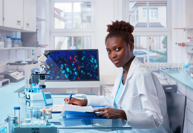 女性非洲科学家在现代生物实验室工作