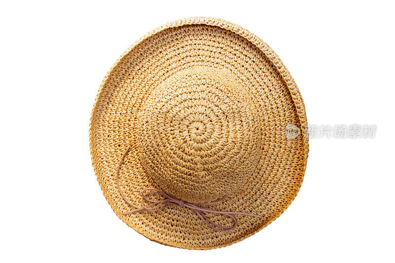 漂亮的草帽与蝴蝶结在白色的背景。沙滩帽顶视图孤立