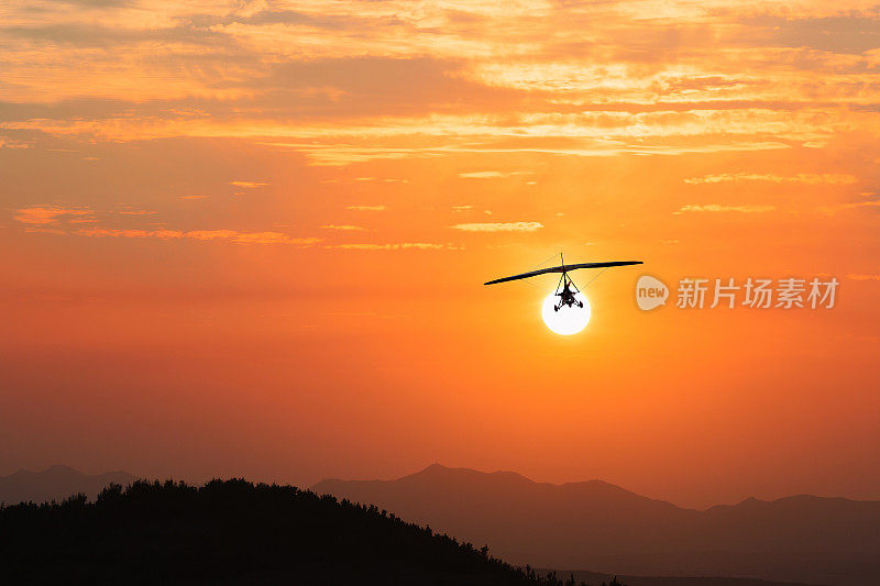 滑翔机在日落时分