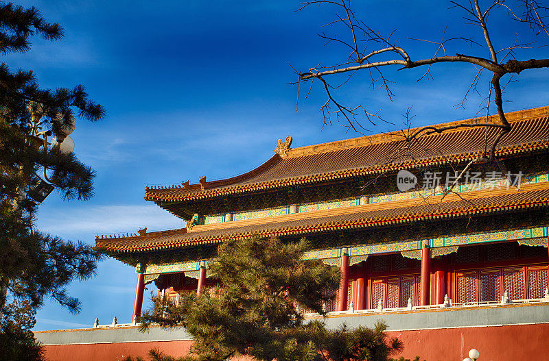 中国传统屋顶。民族风格。好鲜艳的旗帜。中国建筑中的元素。天安门广场。中国北京。