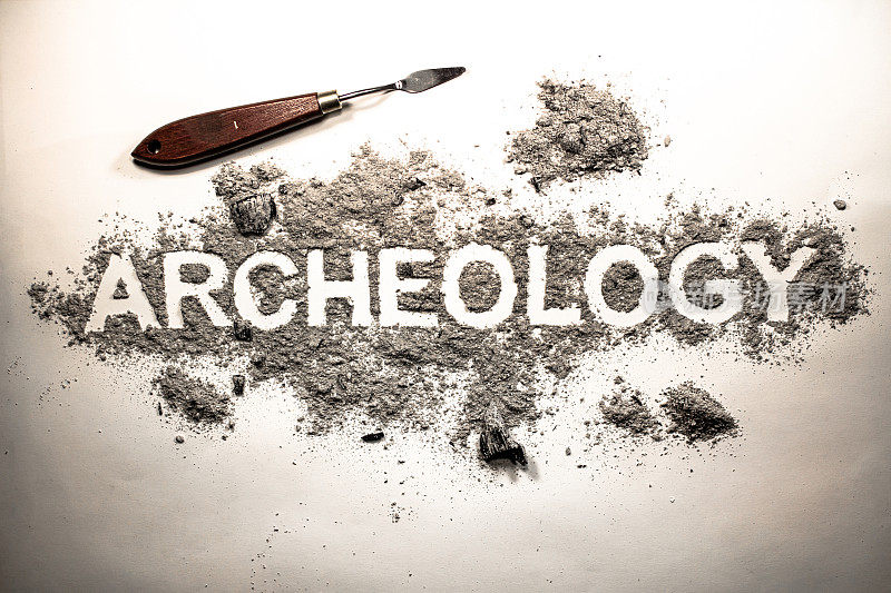 考古单词写在一堆灰、土、土、地上