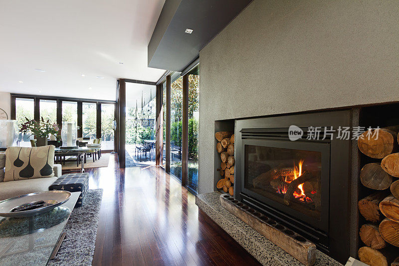 舒适的燃气原木火在建筑师设计的现代豪华开放式住宅