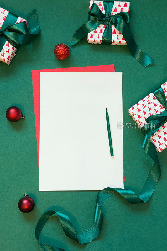 圣诞红空白为给圣诞老人的信绿上。