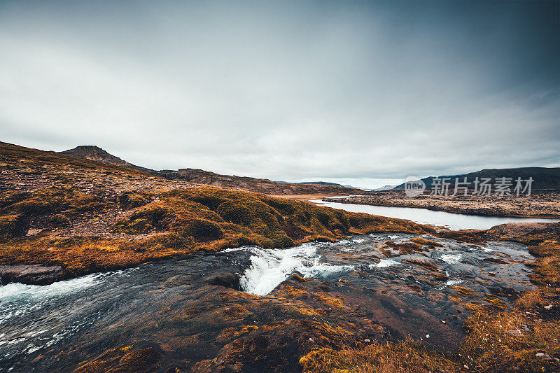 Selvallavatn湖周围的苔藓山