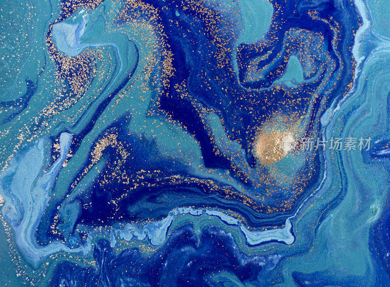 大理石蓝色抽象背景与金色亮片。液态大理石墨图案。