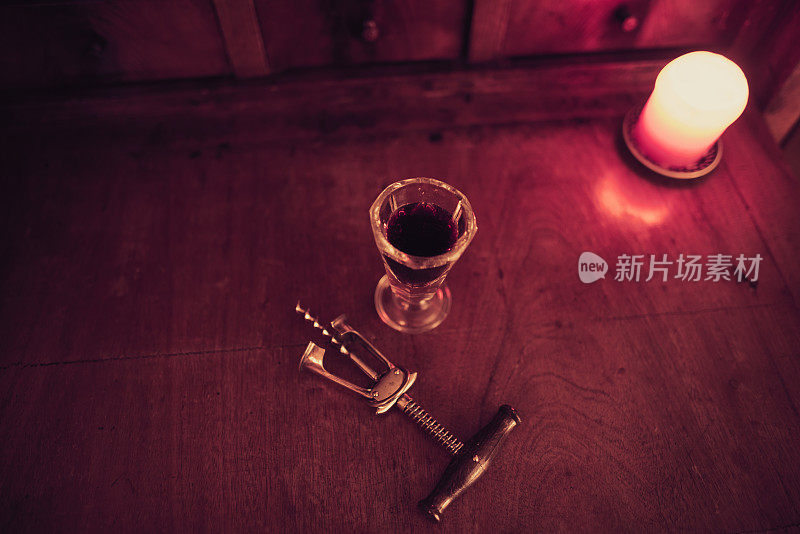 配红酒的古董玻璃杯