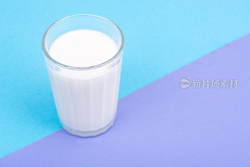 玻璃与牛奶在明亮的背景