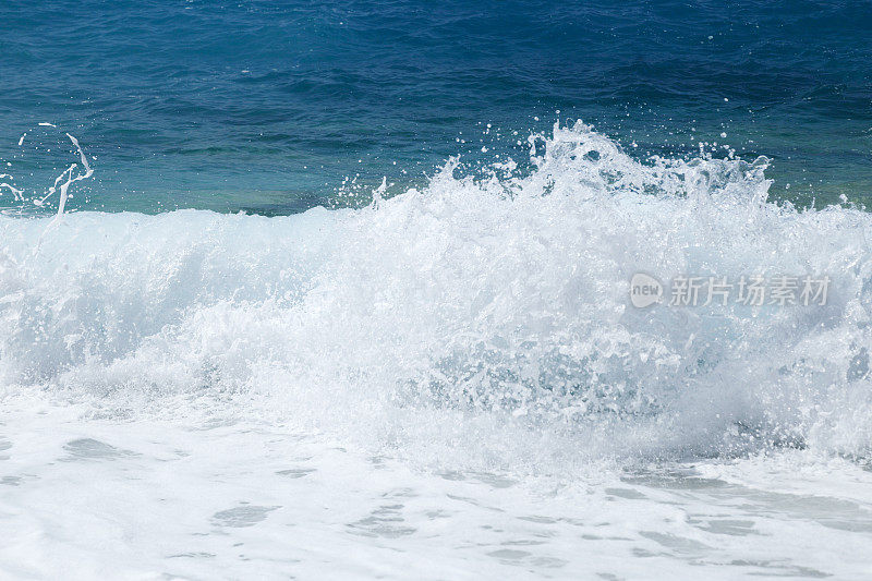 海浪拍击着海岸
