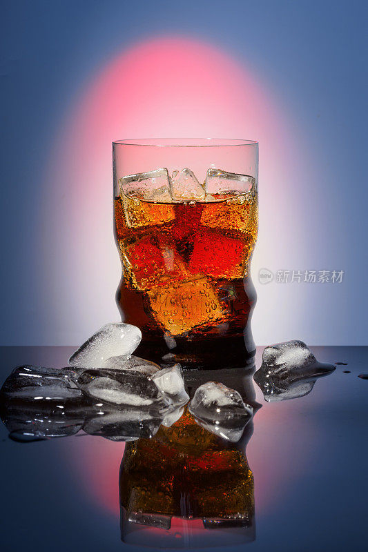 可乐在饮用玻璃与冰甜苏打饮料饮料快餐与大卡路里