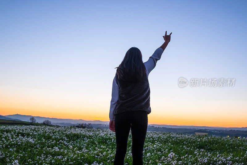 青少年做手势