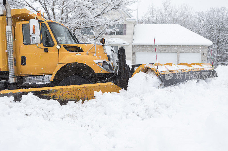 雪灾后扫雪机清扫街道