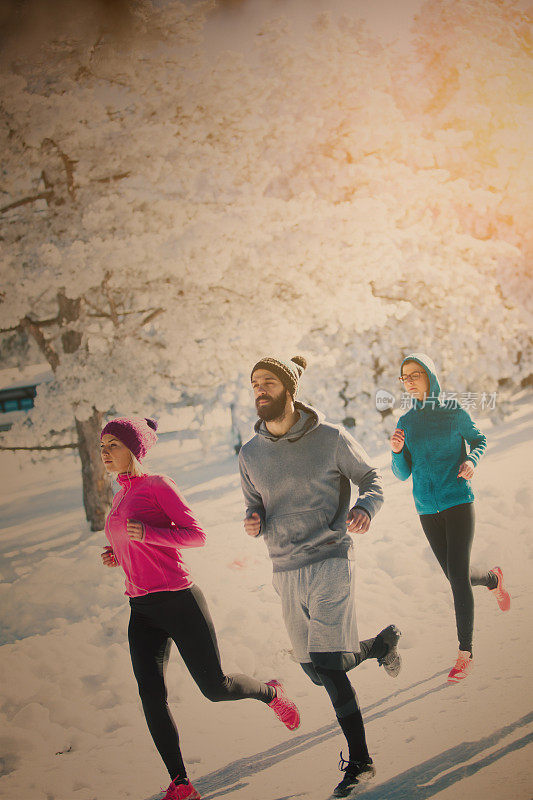 雪山上的三个跑步者