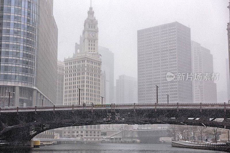 暴风雪中芝加哥河上的沃巴什大道大桥