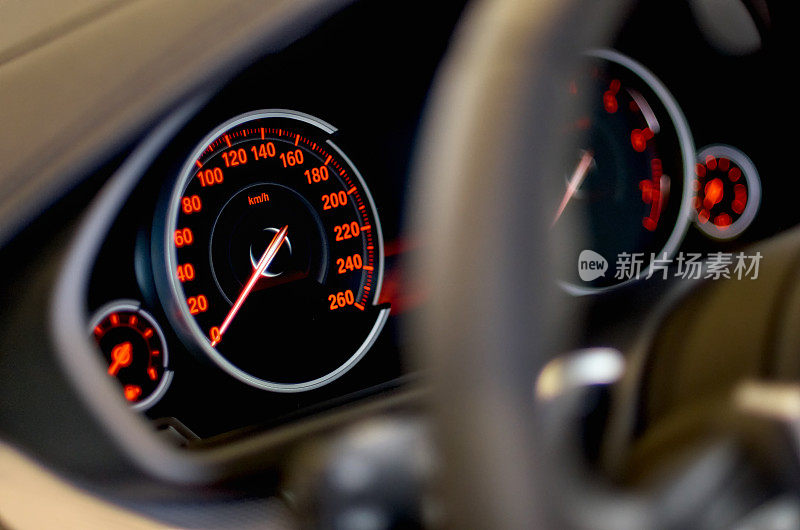 汽车仪表盘仪表红色车速表和转速表