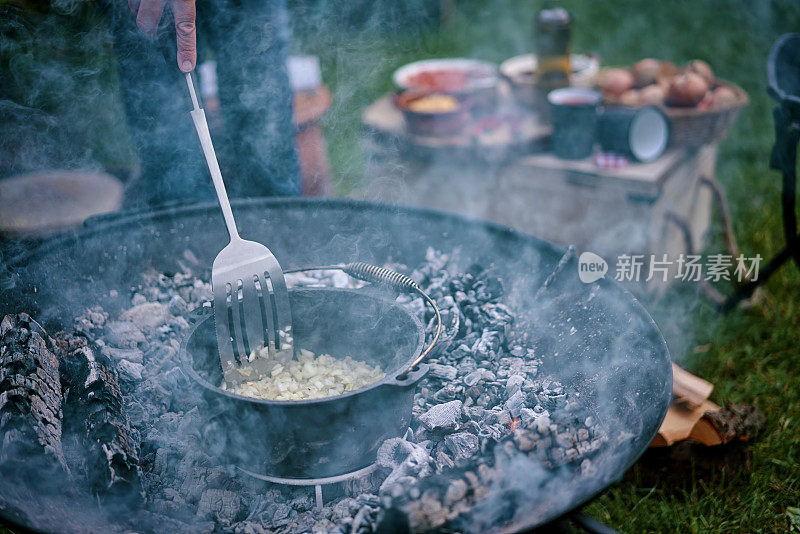 在荷兰烤炉上用原木火烹饪辣味牛肉