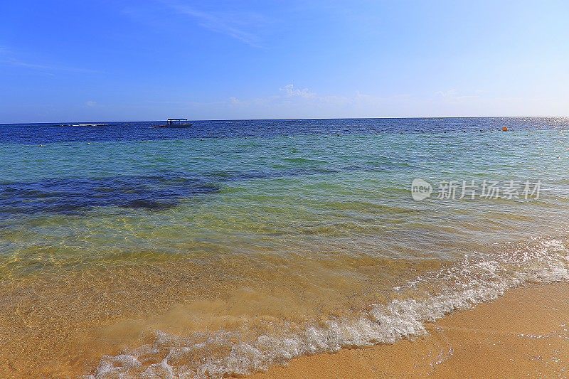 有孤独渔船的田园诗般的海滩-蒙特哥湾-牙买加，加勒比海