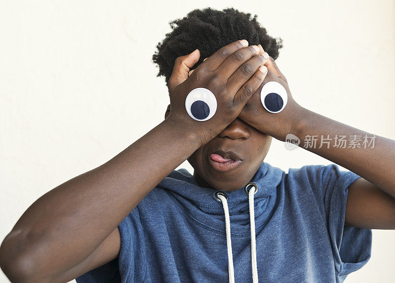 十几岁的非洲裔美国男孩做鬼脸。