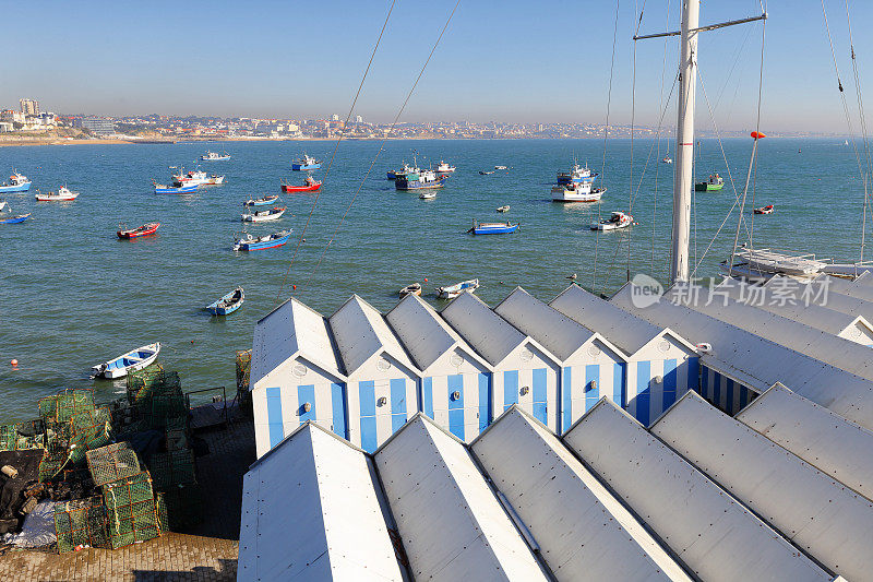 葡萄牙里斯本卡斯凯斯的海滩小屋和渔船