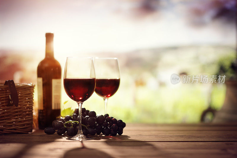 意大利托斯卡纳葡萄园桌上的红酒酒瓶和酒杯