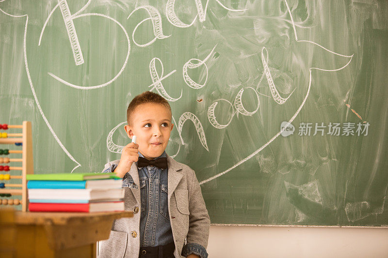 男孩在教室里思考