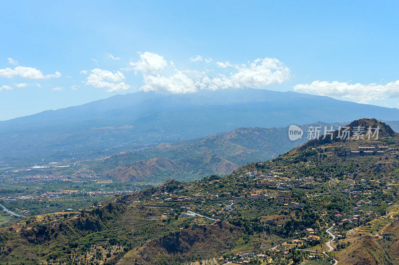 西西里岛陶尔米纳附近的埃特纳火山