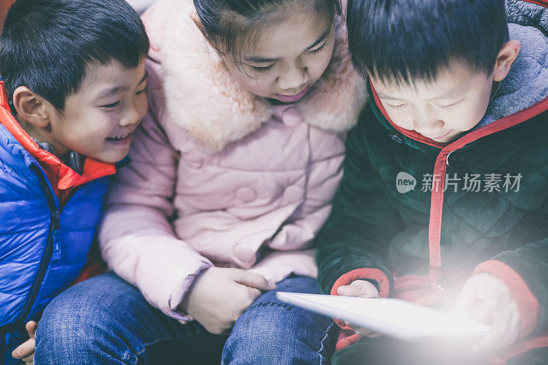 亚洲儿童玩数字平板电脑