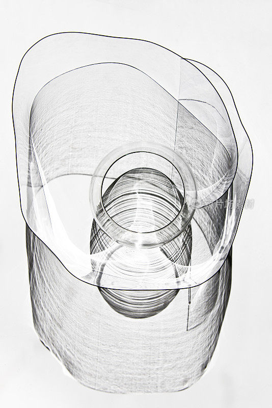 抽象形式的玻璃碗和塑料片