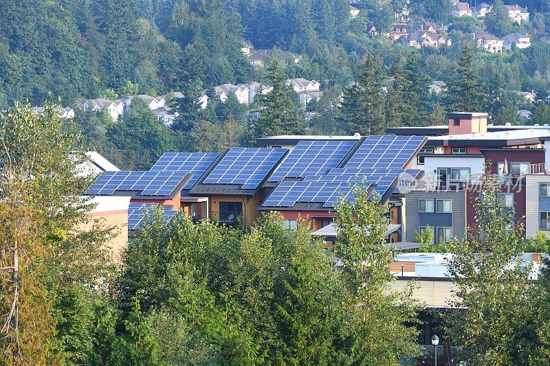 屋顶装有现代太阳能电池板的联排别墅