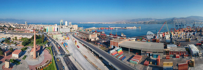土耳其伊兹密尔的港口和公路