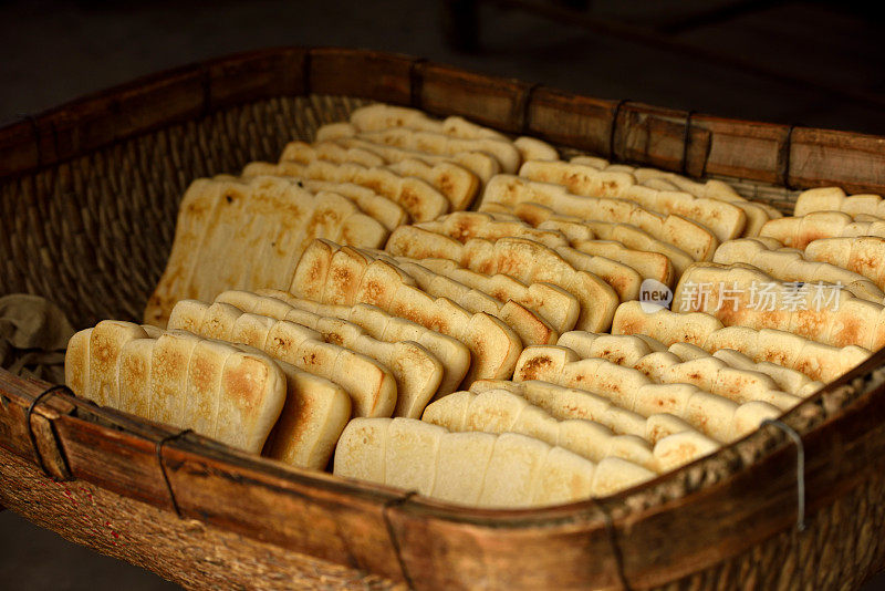 中国农村的烘麦饼