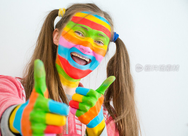 年轻女子艺术化妆在彩虹颜色显示OK标志