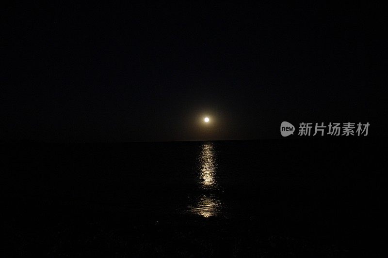 月亮倒映在海面上