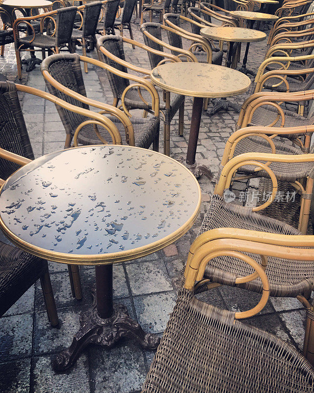 比利时布鲁日街头咖啡店的桌子雨后湿漉漉的