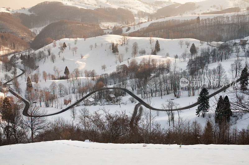 孤独的道路穿过雪景。莱西尼亚风景，维罗纳，意大利。