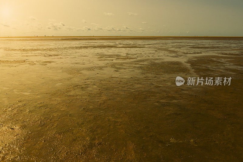 北海海滩上的日落