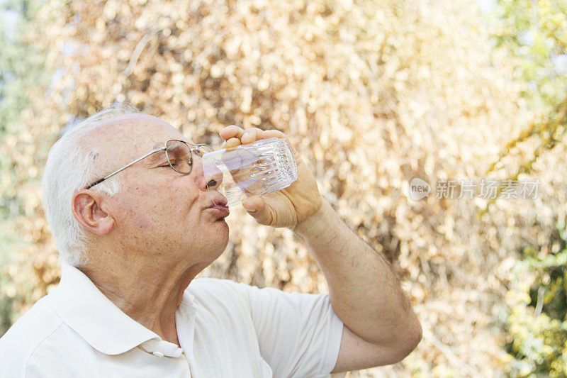 老年人饮水