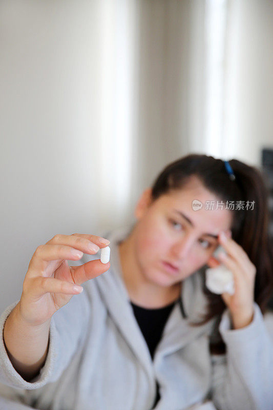 女人拿着并展示药物胶囊