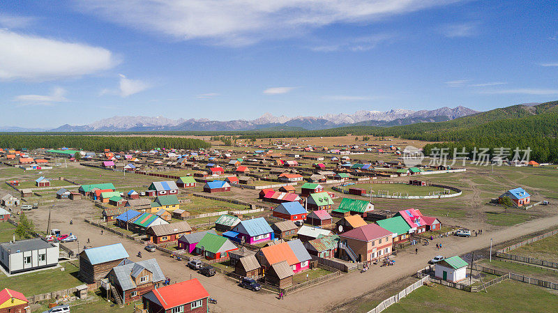 鸟瞰图的彩色蒙古村庄在山区。