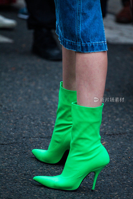 街道上女人的衣服和鞋子的细节